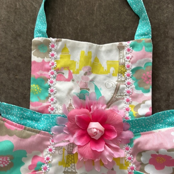Kids Parisien inspired apron. With faux flower detail - Picture 2 of 5